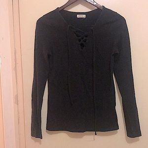 💜 2/15 💜 Long sleeve lace up neckline